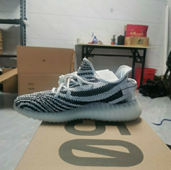 Yeezy boost 350 V2 Zebra - Picture 3 of 4